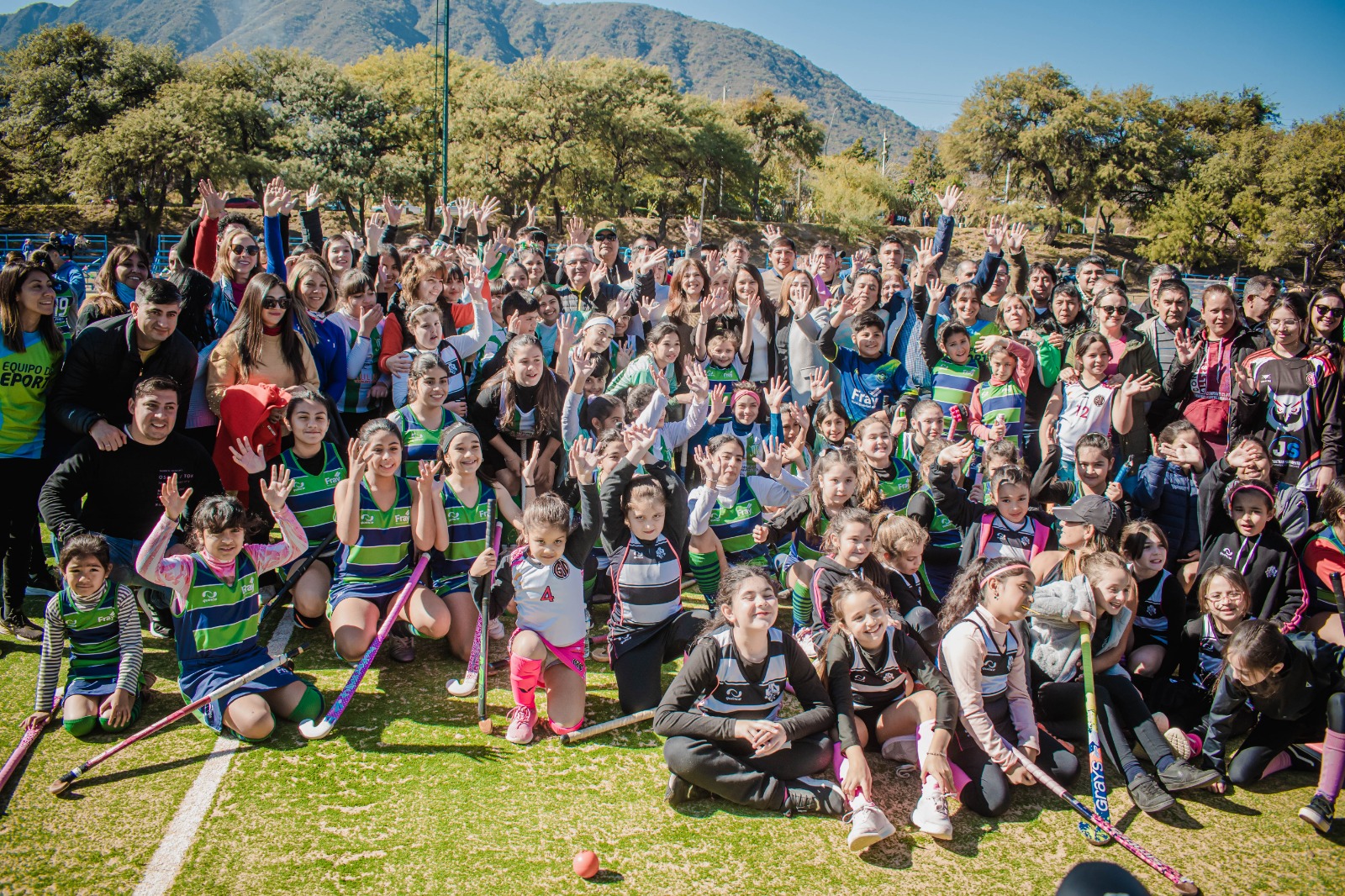 fray-mamerto-esquiu-inauguro-su-primera-cancha-de-hockey-de-cesped-sintetico