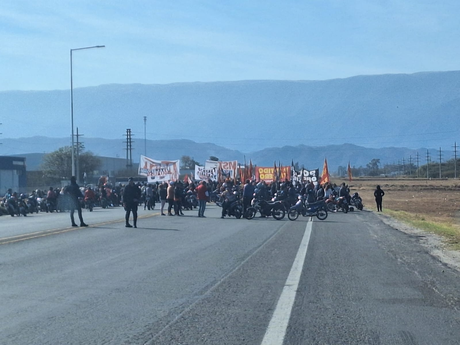 movimientos-sociales-cortan-el-transito-por-ruta-nacional-38