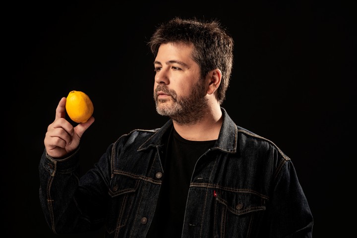 feria-del-libro-adrian-lakerman-presentara-como-pisar-una-cascara-de-banana