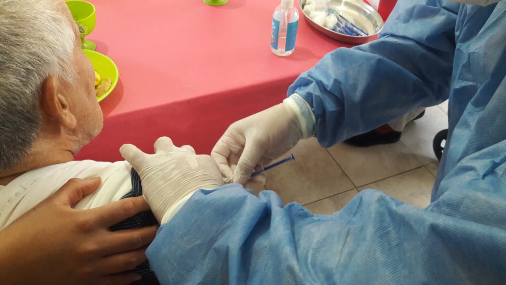 continua-la-vacunacion-con-dosis-refuerzo-a-adultos-mayores