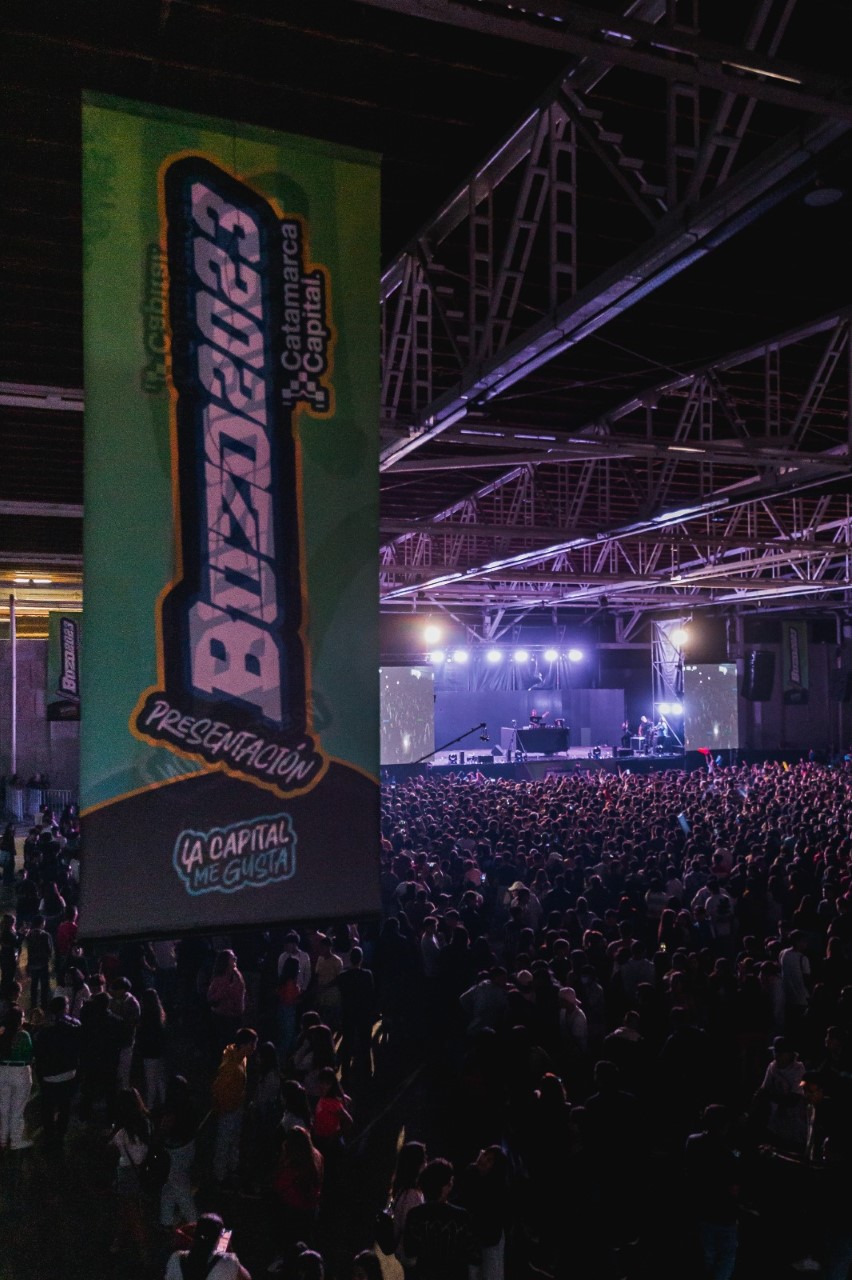 una-multitud-en-el-lanzamiento-de-la-fiesta-de-los-buzos-2023