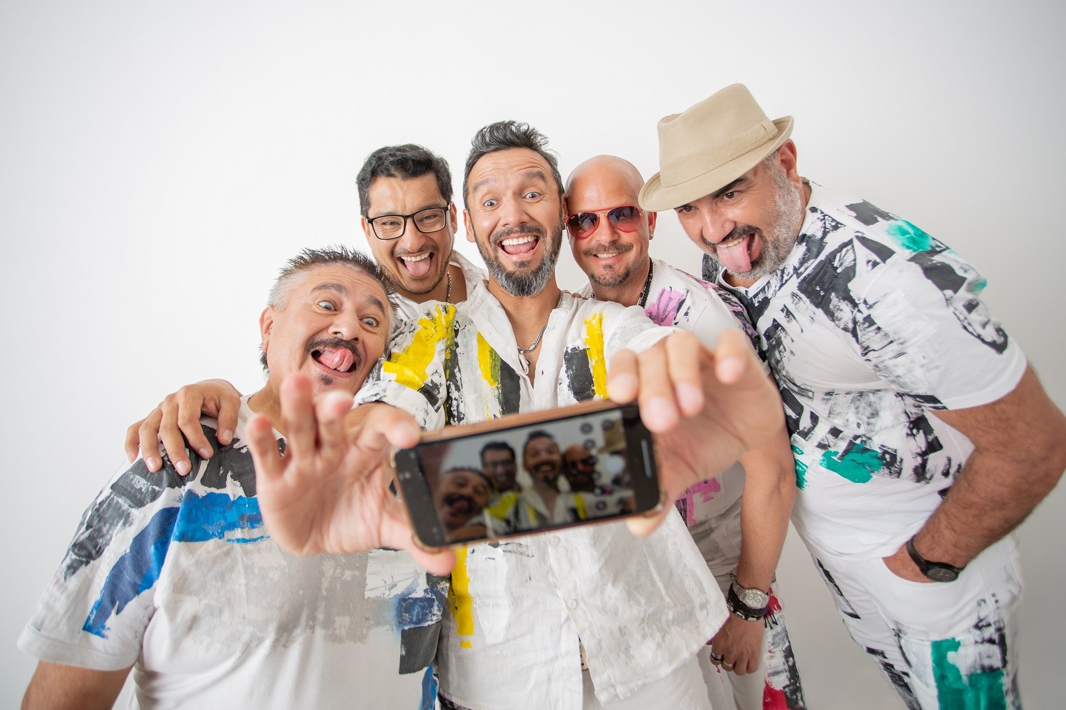 tras-su-gira-por-europa-los-tekis-traen-al-poncho-su-inconfundible-carnaval-puneno
