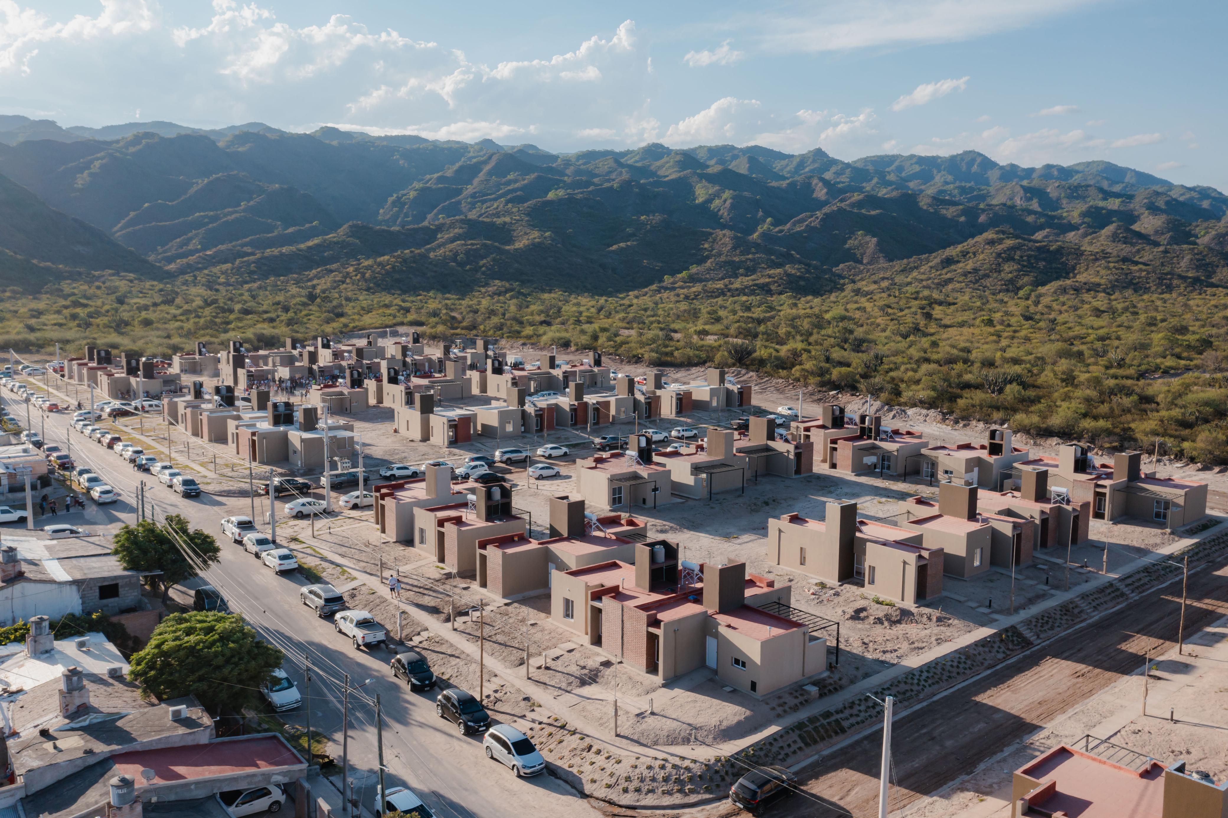 familias-catamarquenas-recibieron-sus-hogares-en-el-barrio-parque-la-gruta-3