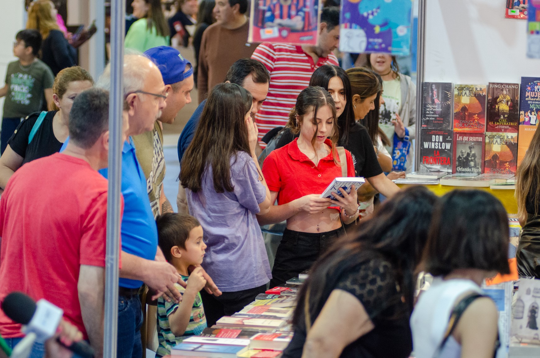 buenas-ventas-y-gran-interes-de-los-lectores-en-la-feria-del-libro