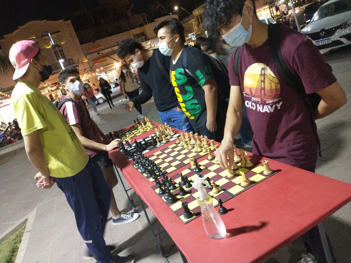 ajedrez-en-la-peatonal-rivadavia