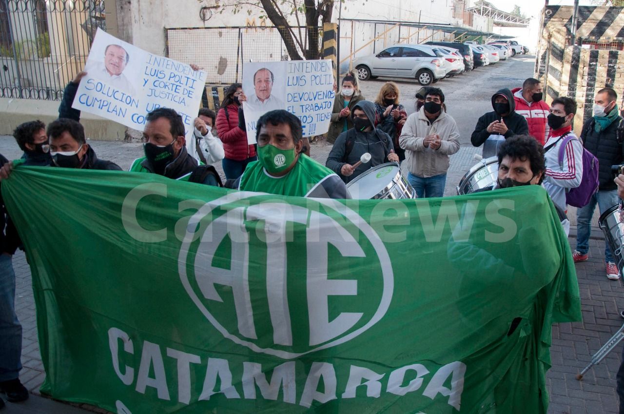 cesanteados-de-recreo-volvieron-a-manifestarse-frente-a-la-corte