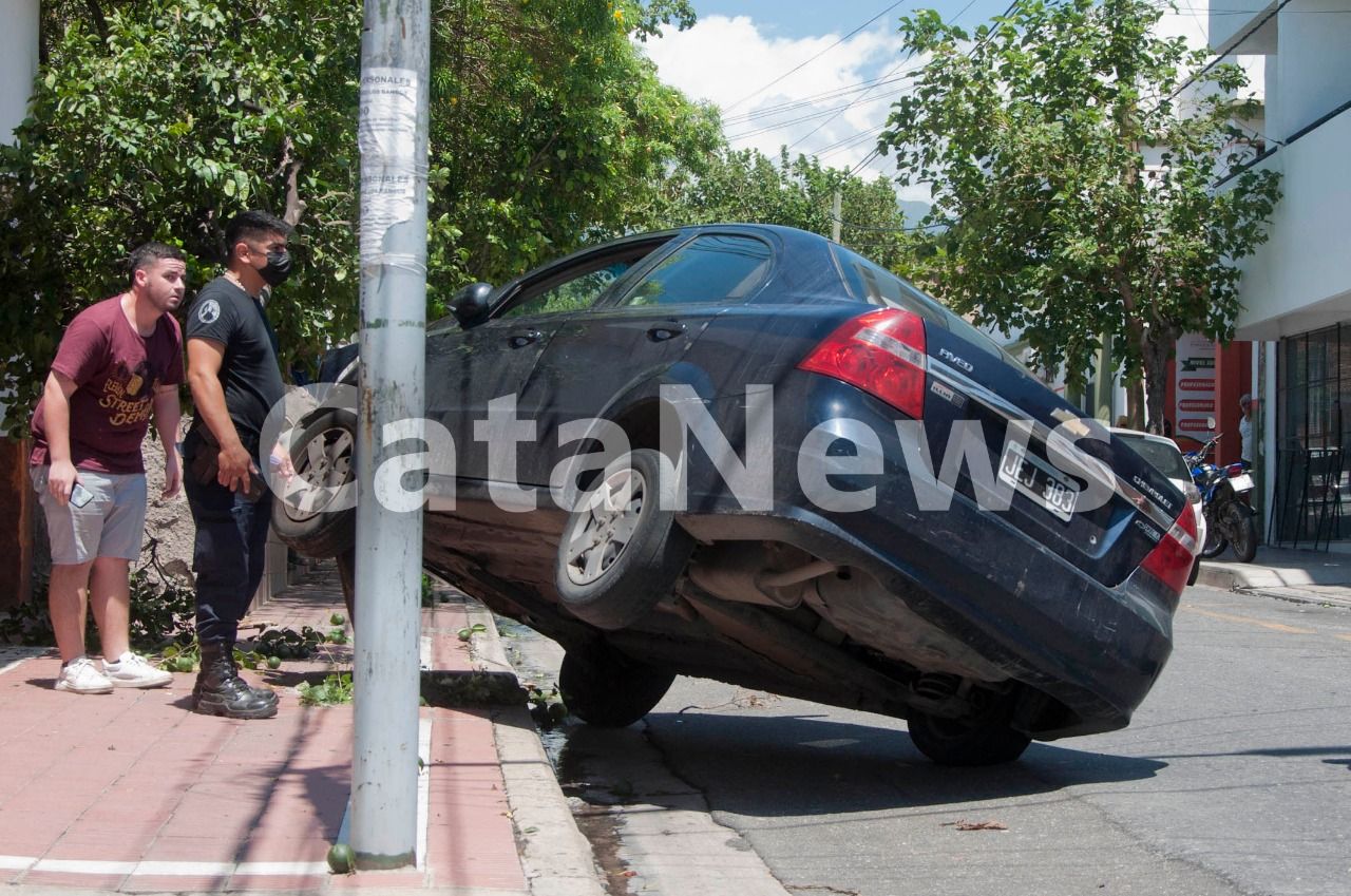 choco-contra-un-arbol-y-quedo-con-dos-ruedas-en-el-aire