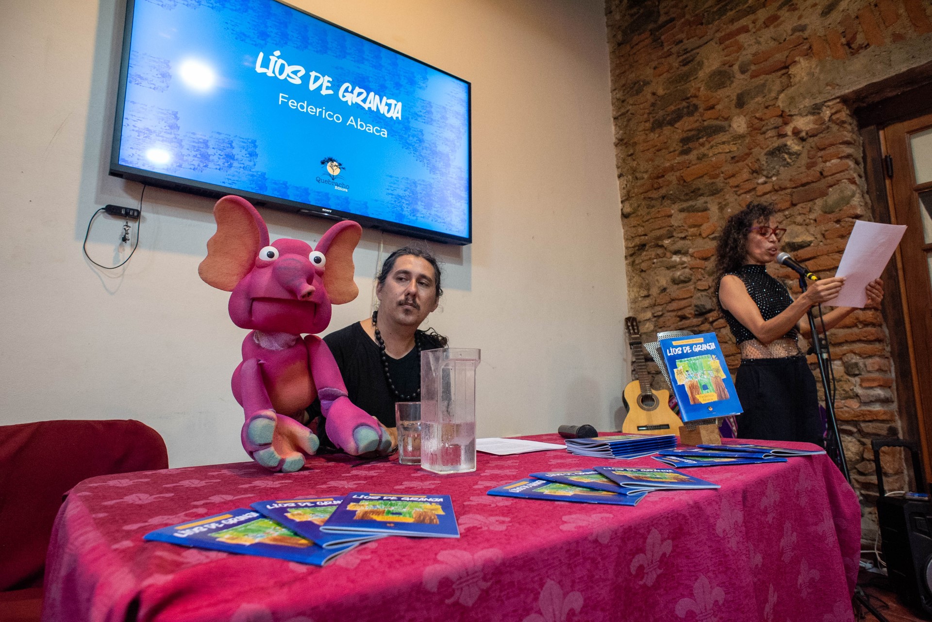 la-obra-de-titeres-lios-de-granja-de-federico-abaca-fue-presentada-en-forma-de-libro
