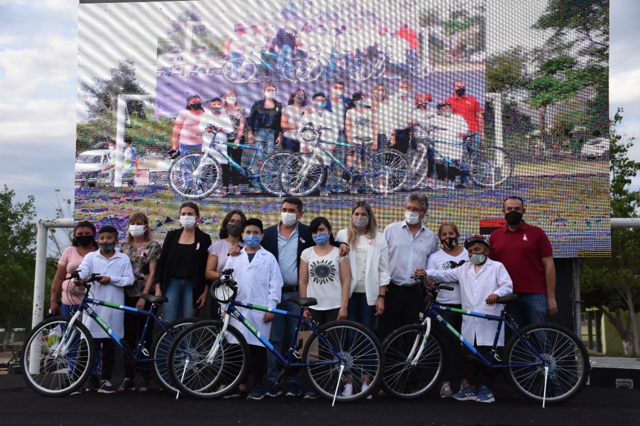 1-050-ninos-de-fray-mamerto-esquiu-ya-tienen-su-propia-bicicleta