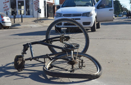 ciclista-fue-embestida-por-un-auto-en-avenida-illia