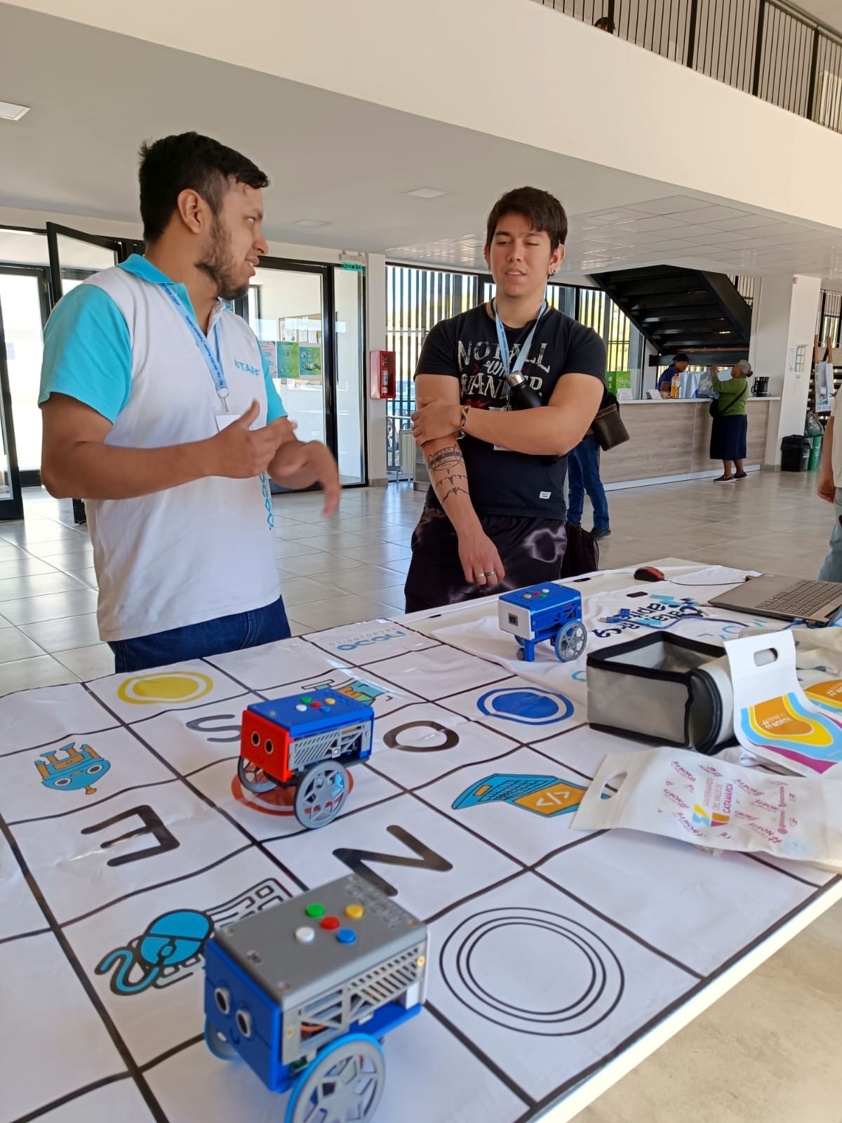 instructores-del-nodo-tecnologico-expusieron-en-la-universidad-nacional-del-comahue