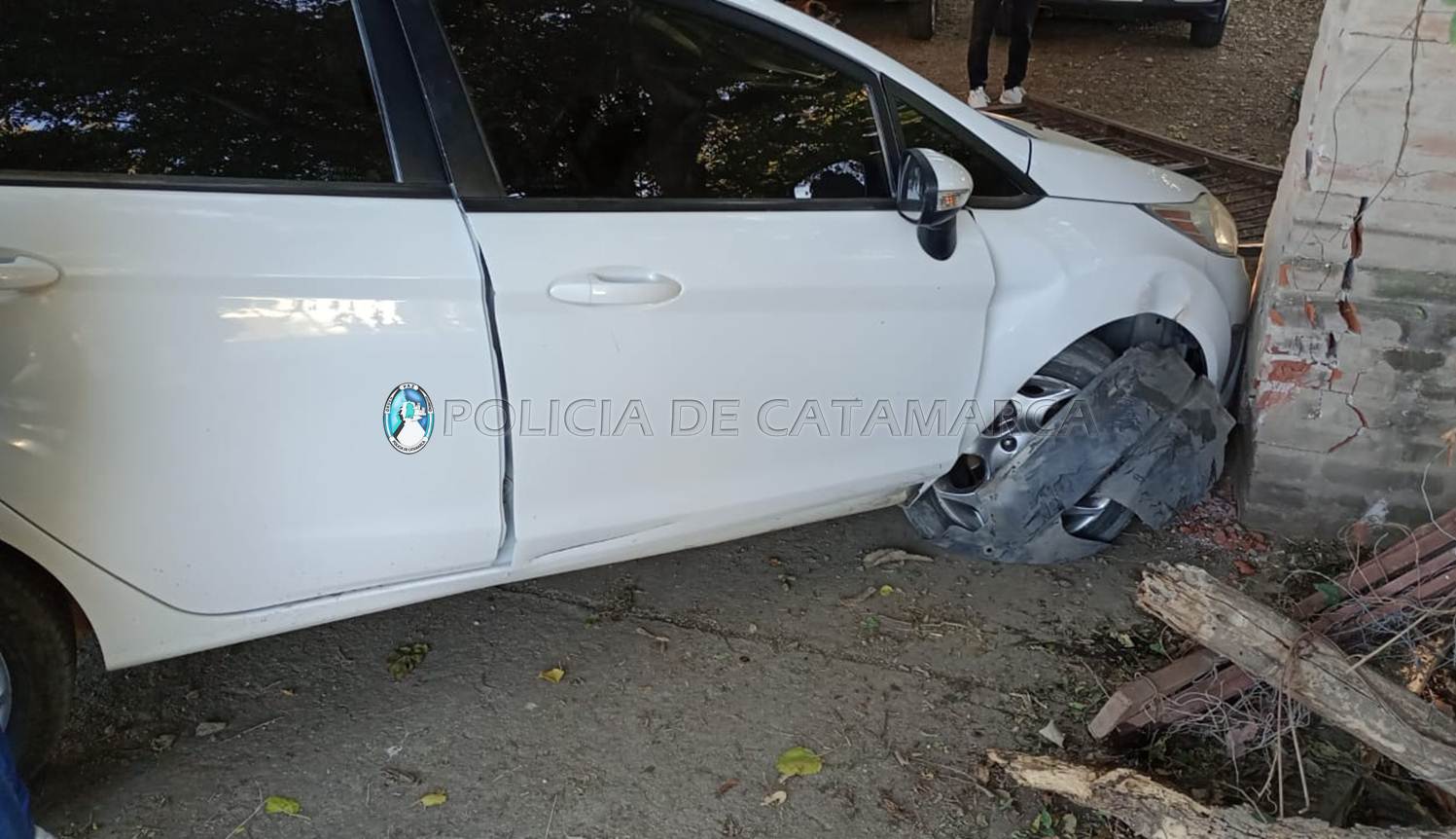 choco-su-auto-contra-el-frente-de-una-casa
