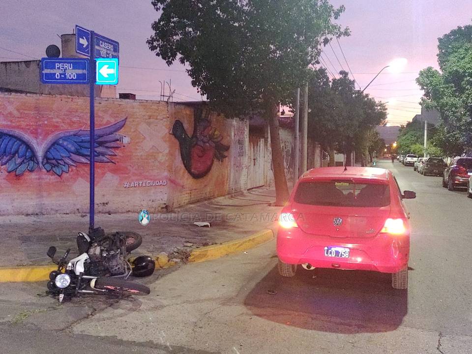 una-motociclista-termino-en-el-hospital-tras-chocar-contra-un-auto