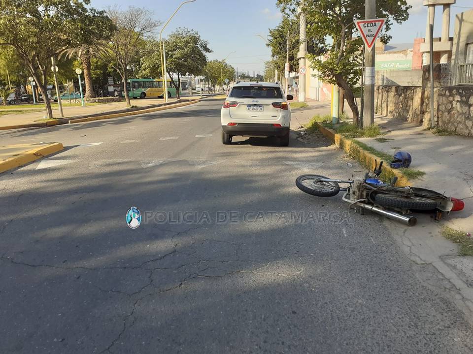 choque-entre-una-moto-y-una-camioneta-en-avenida-presidente-castillo
