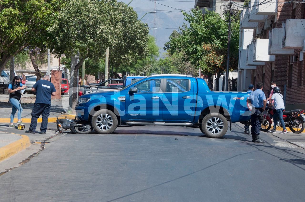 una-camioneta-choco-contra-una-moto-y-una-mujer-resulto-herida