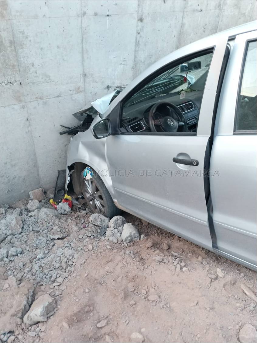 choco-contra-el-muro-de-un-puente