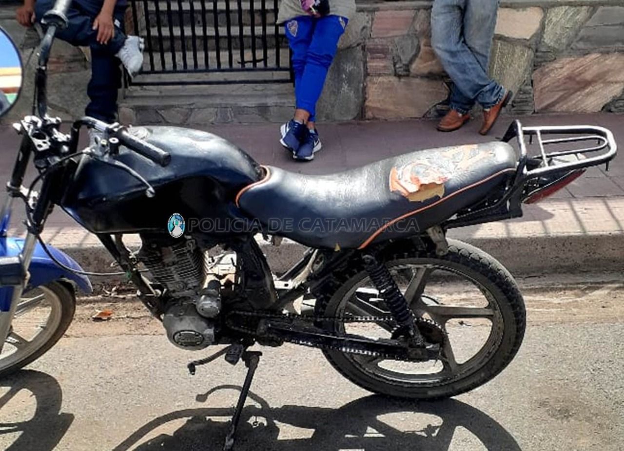 iban-tres-en-moto-y-cruzaron-el-semaforo-en-rojo