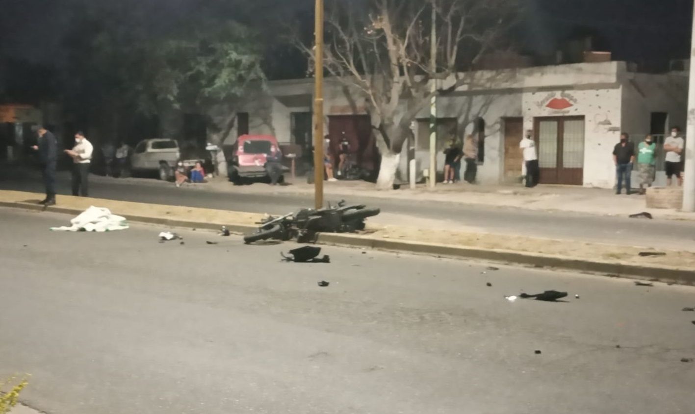 motociclista-perdio-la-vida-al-chocar-con-un-auto-en-la-curva-de-la-chacarita