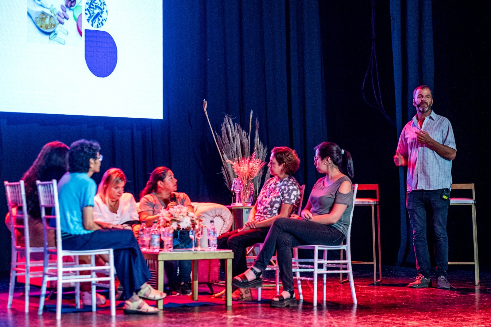 el-dr-facundo-pereyra-brindo-su-charla-sobre-alimentacion-en-el-cine-teatro-catamarca