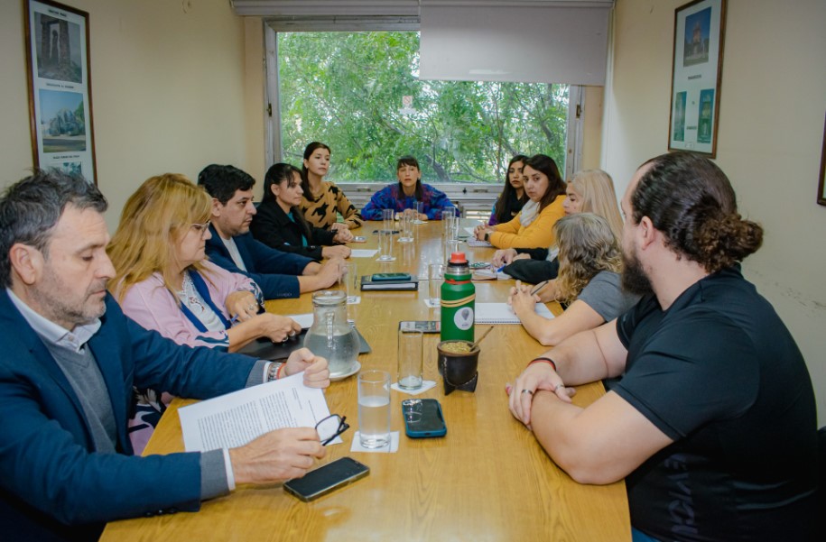 diputados-recibio-a-profesionales-desafectadas-del-plan-enia