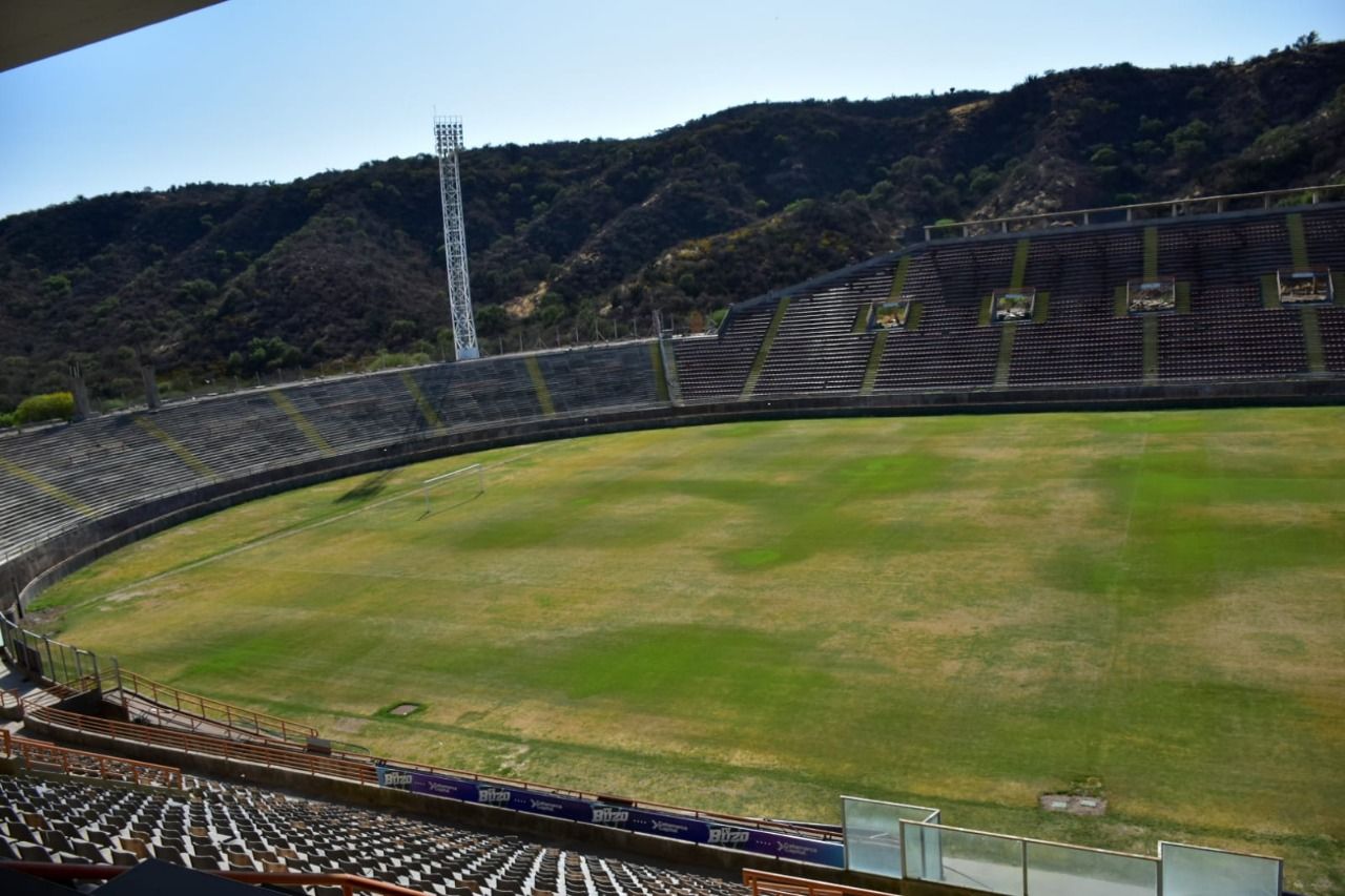 trabajan-en-la-sustitucion-del-cesped-de-invierno-al-de-verano-en-el-estadio-bicentenario