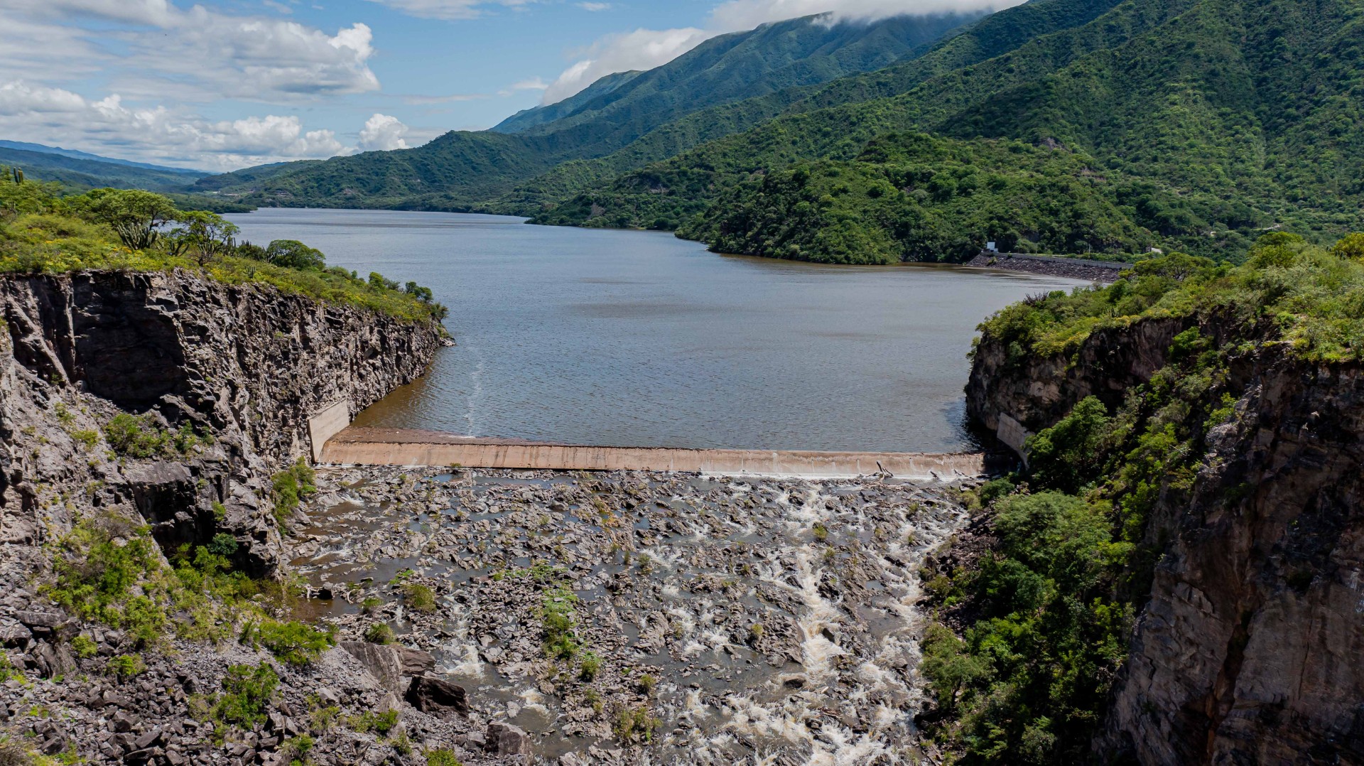 el-dique-las-pirquitas-alcanzo-su-cota-maxima-y-se-ejecutan-trabajos-preventivos-en-el-rio-del-valle