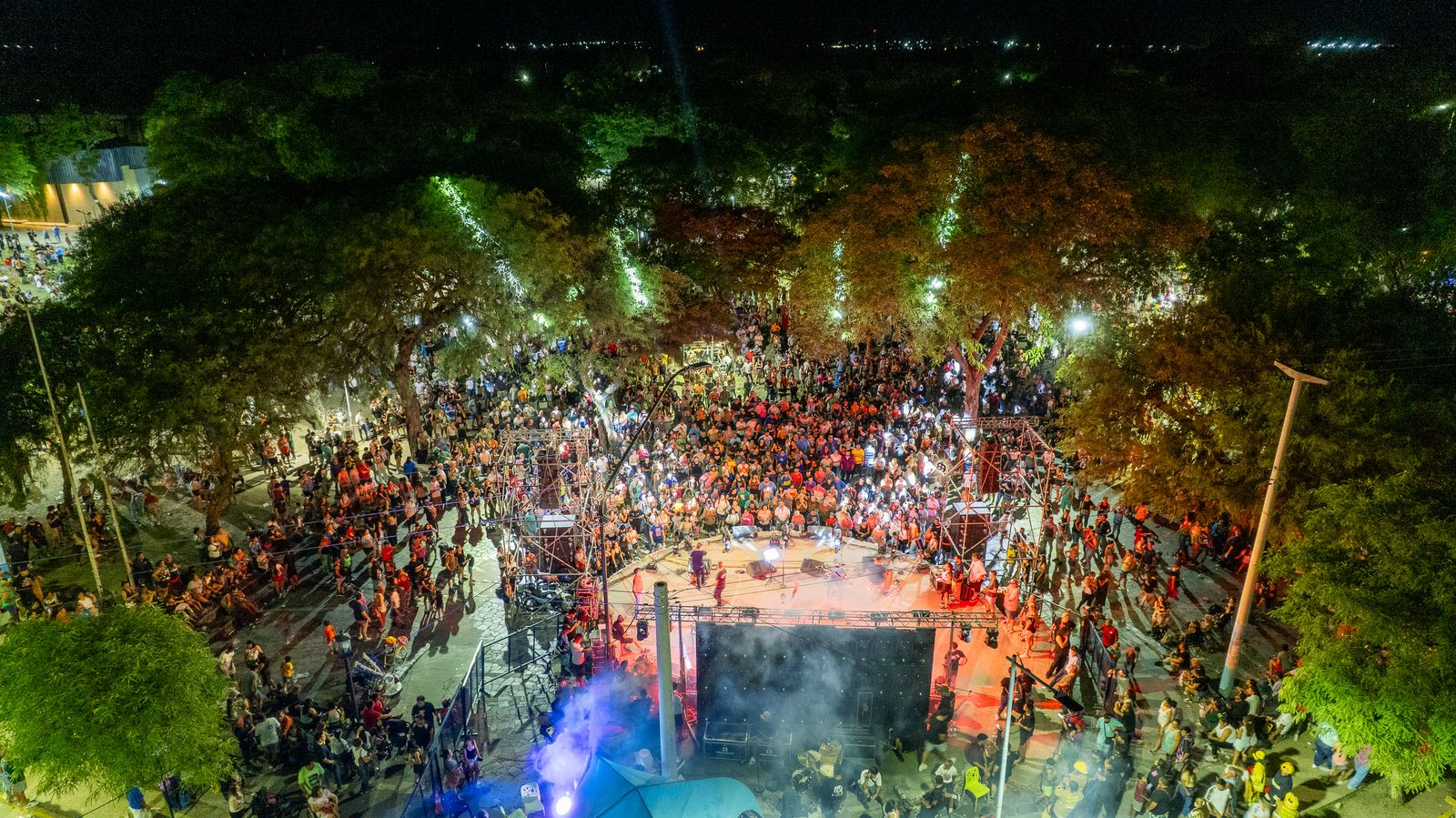 el-carnaval-de-luna-deslumbro-en-plaza-el-aborigen-ante-25000-espectadores