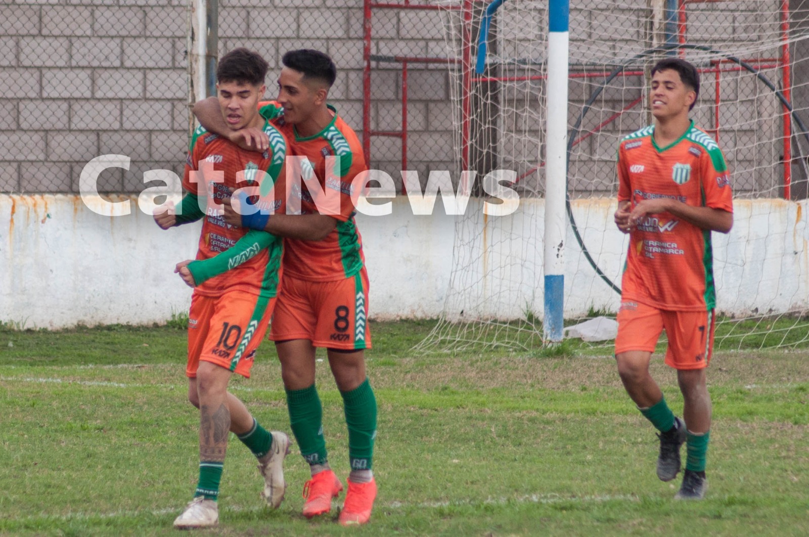 el-santo-paro-a-la-banda-y-se-acerco-a-la-cima