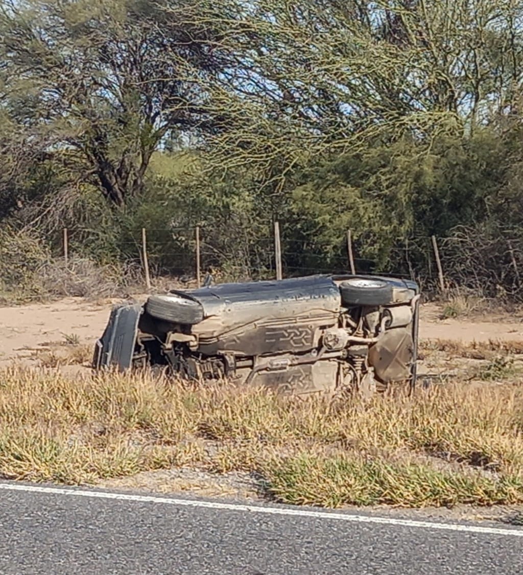 un-auto-volco-sobre-ruta-33-al-intentar-esquivar-un-camion