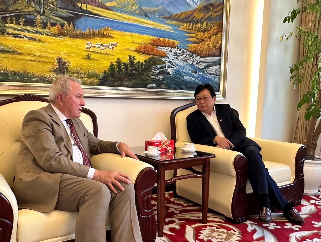 el-vicegobernador-dusso-fue-recibido-por-el-vicepresidente-de-la-empresa-power-china