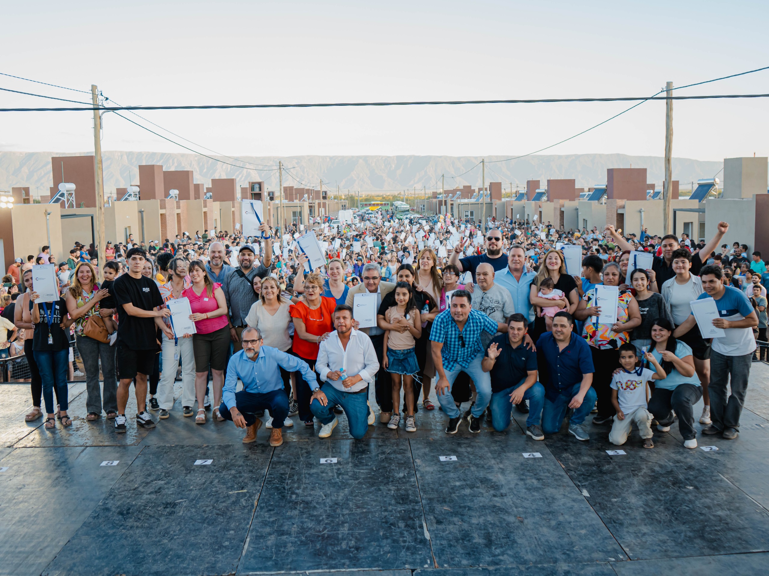 entregaron-las-primeras-100-llaves-a-las-familias-adjudicatarias-en-valle-chico