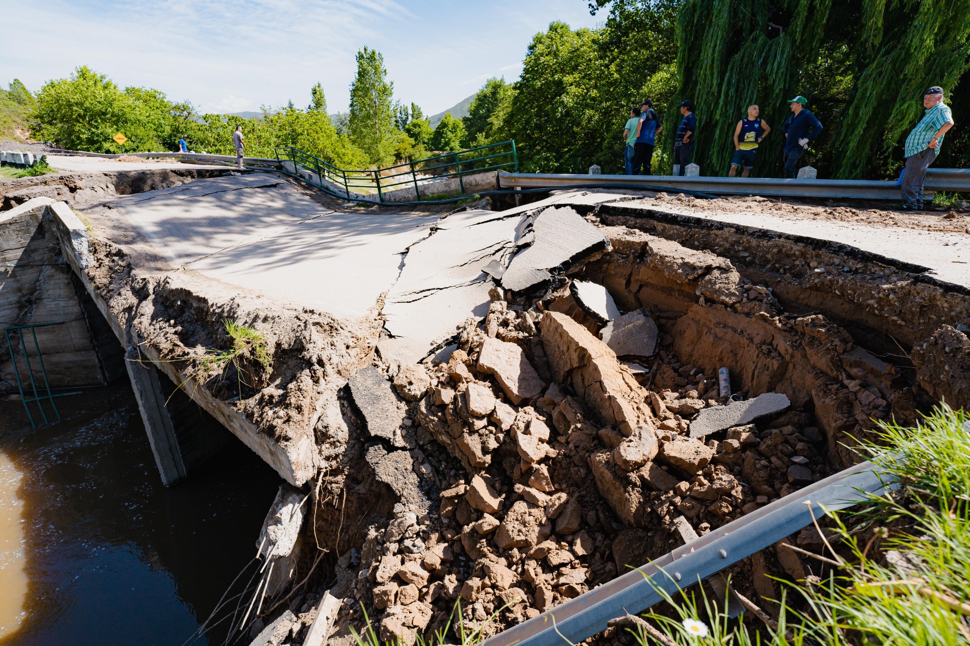 equipos-de-gobierno-realizan-trabajos-en-las-juntas-tras-los-danos-por-la-crecida-de-rios-y-temporal