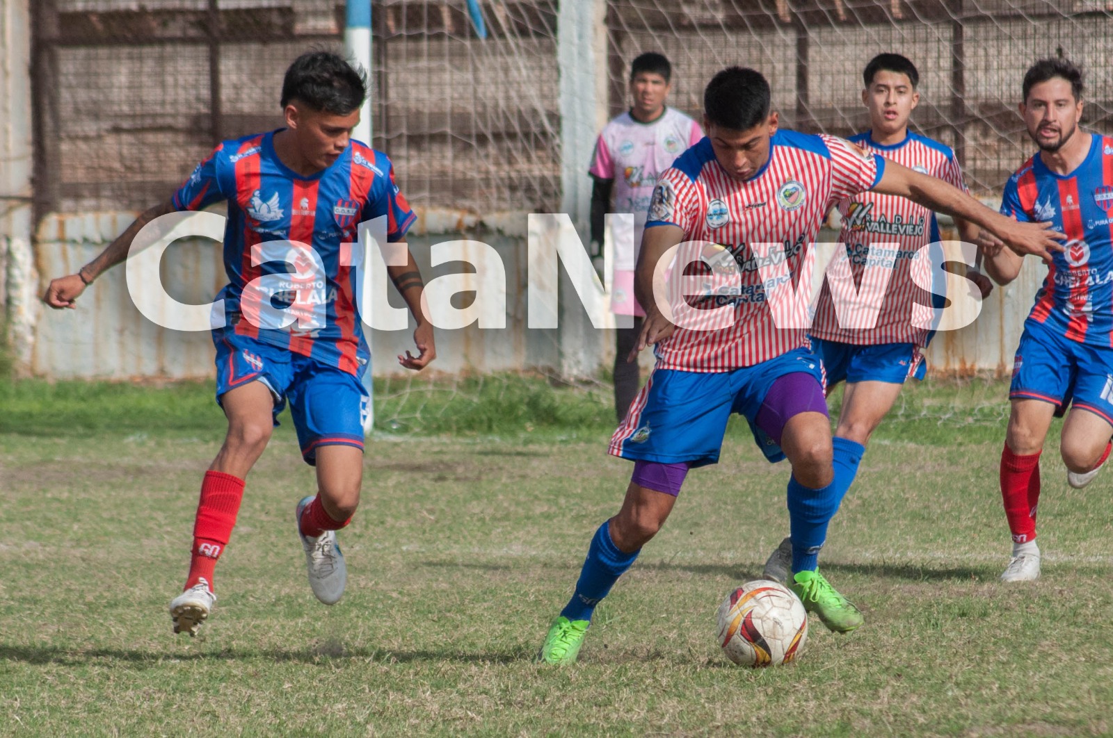con-dos-jugadores-menos-el-autentico-rescato-un-empate-y-dejo-a-obreros-afuera-de-la-pelea-por-el-titulo