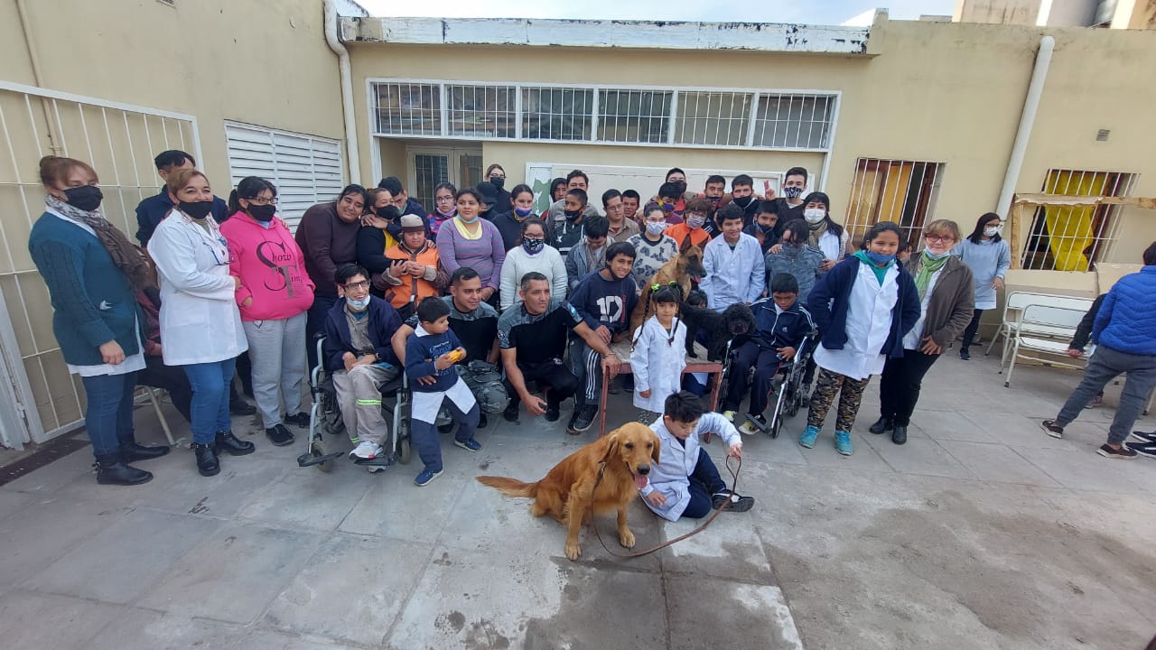 la-division-canes-de-la-policia-de-la-provincia-visito-escuelas-de-educacion-especial