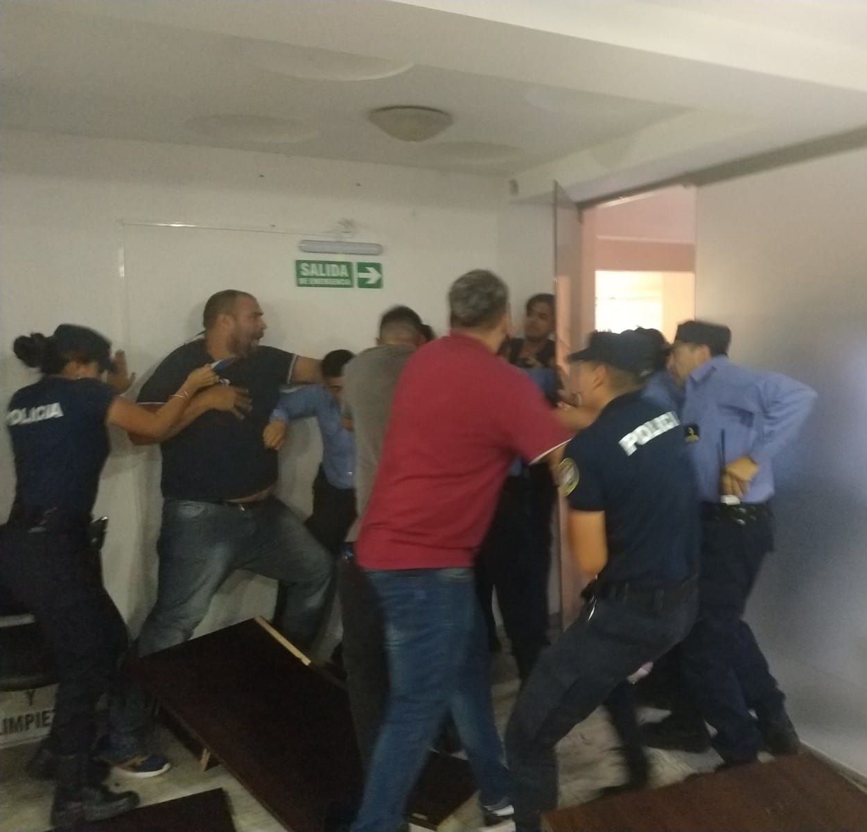 absolvieron-al-medico-que-le-perforo-el-intestino-a-una-paciente-y-murio-hubo-incidentes-tras-el-veredicto