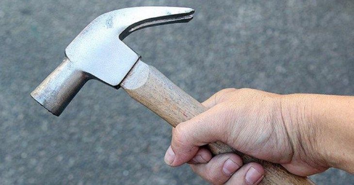 ataco-a-su-hermano-a-martillazos