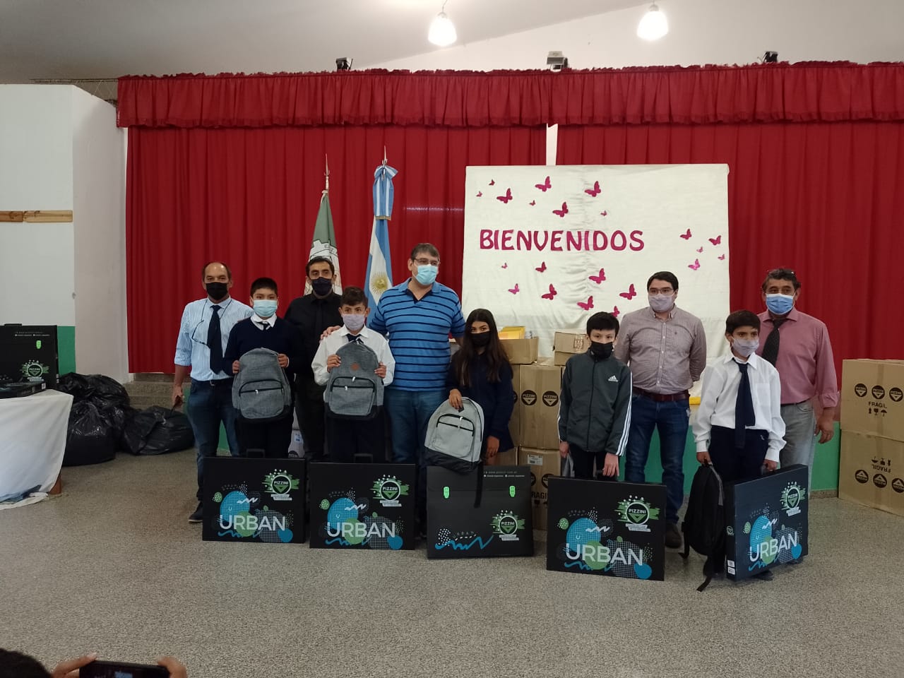 educacion-entrego-mochilas-tecnicas-a-alumnos-de-la-epet-2-de-belen