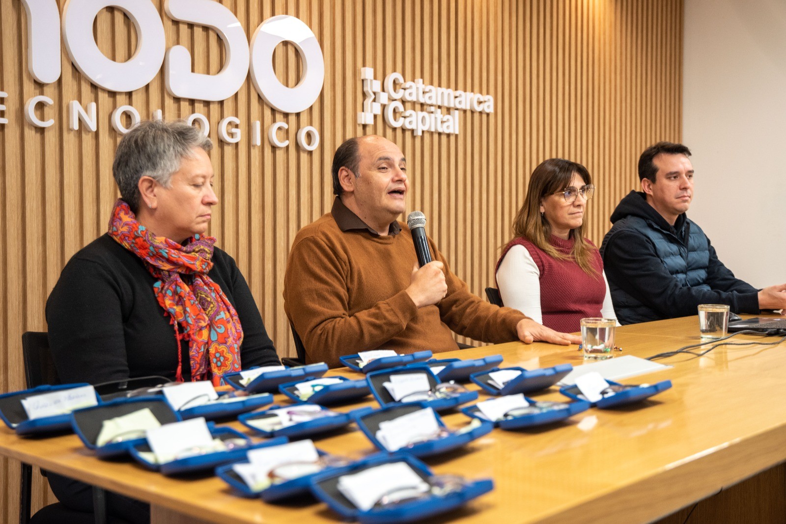 gustavo-saadi-encabezo-una-nueva-entrega-de-anteojos-gratuitos-previo-al-programa-ver-para-crecer