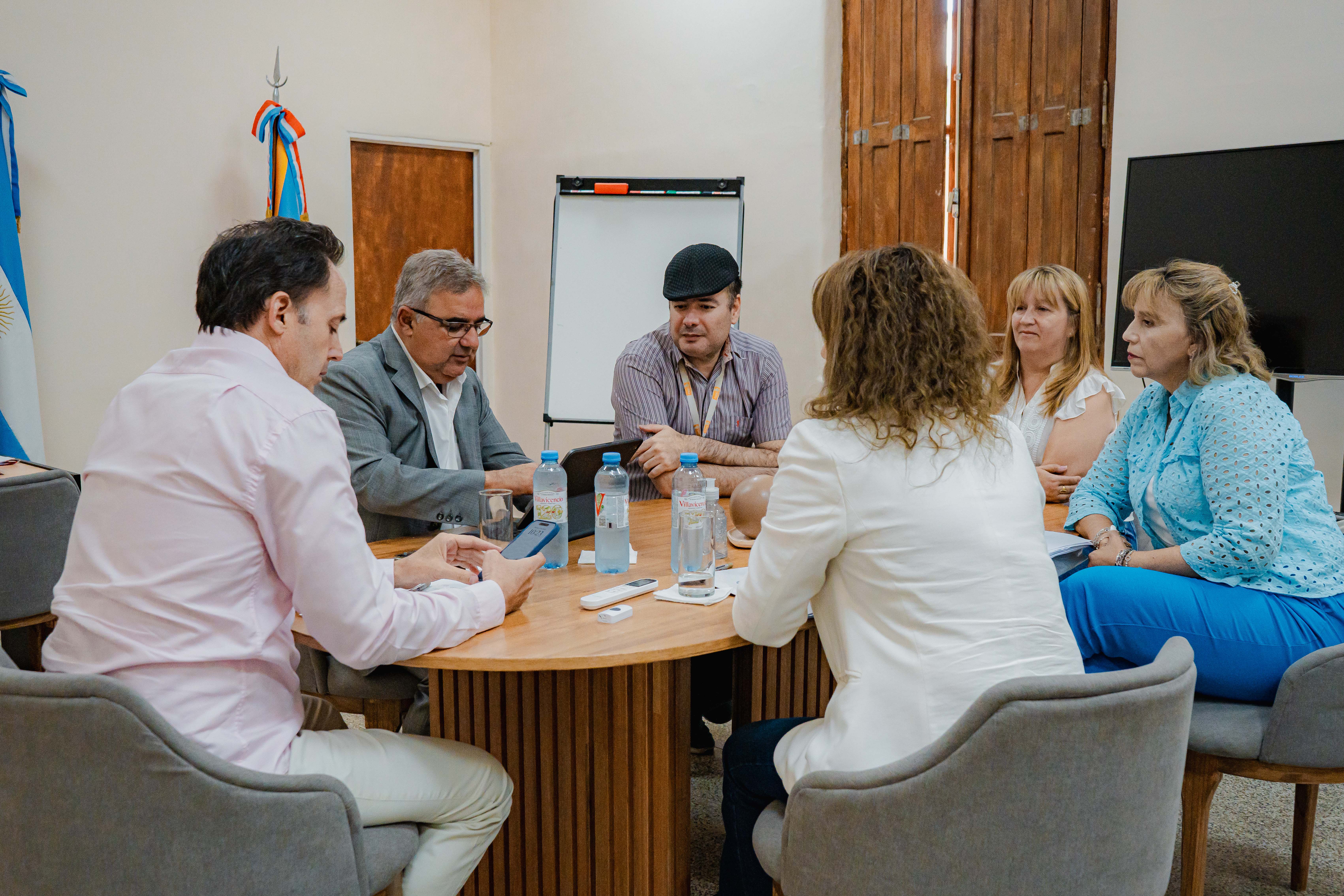 gobierno-y-la-intersindical-docente-acuerdan-reformas-educativas-y-aumento-salarial-para-2025