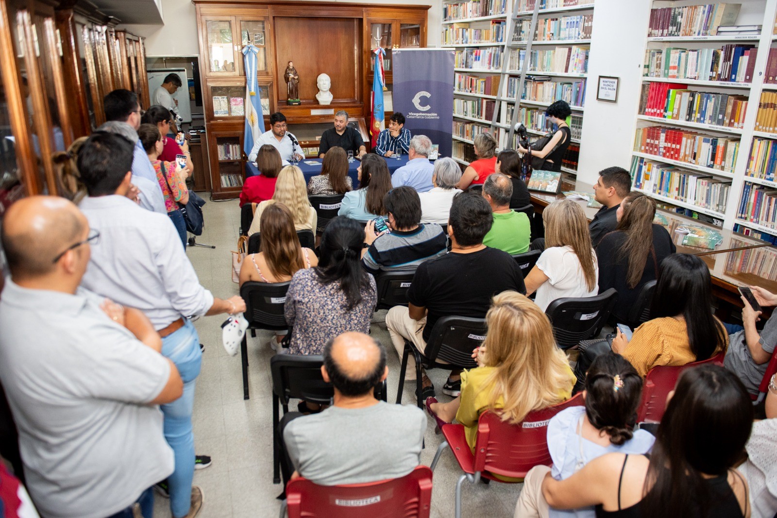 se-presento-el-libro-de-historia-los-cuentos-y-los-dias