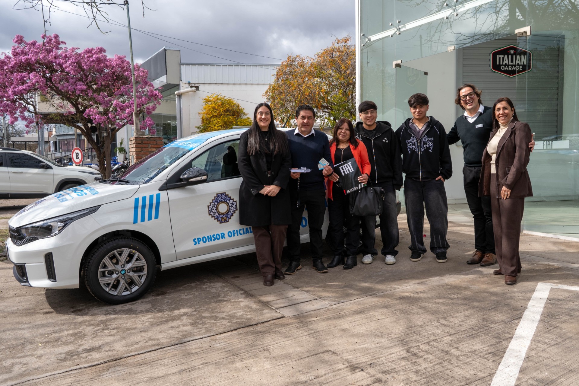 se-entregaron-el-auto-0-km-y-ocho-de-las-motos-sorteadas-entre-el-publico-del-poncho-2026