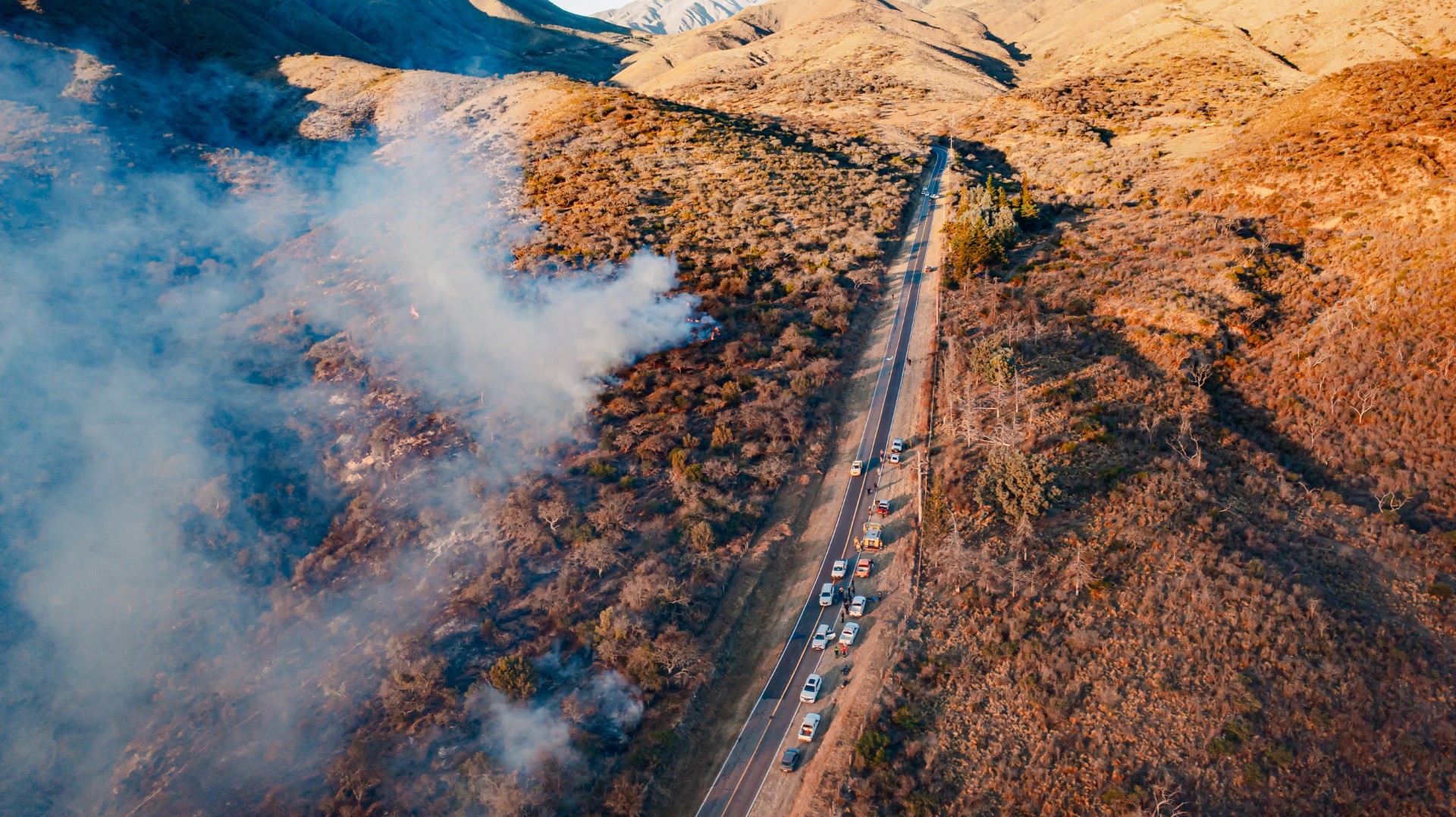 despliega-amplio-operativo-de-emergencia-para-combatir-los-incendios-en-el-rodeo