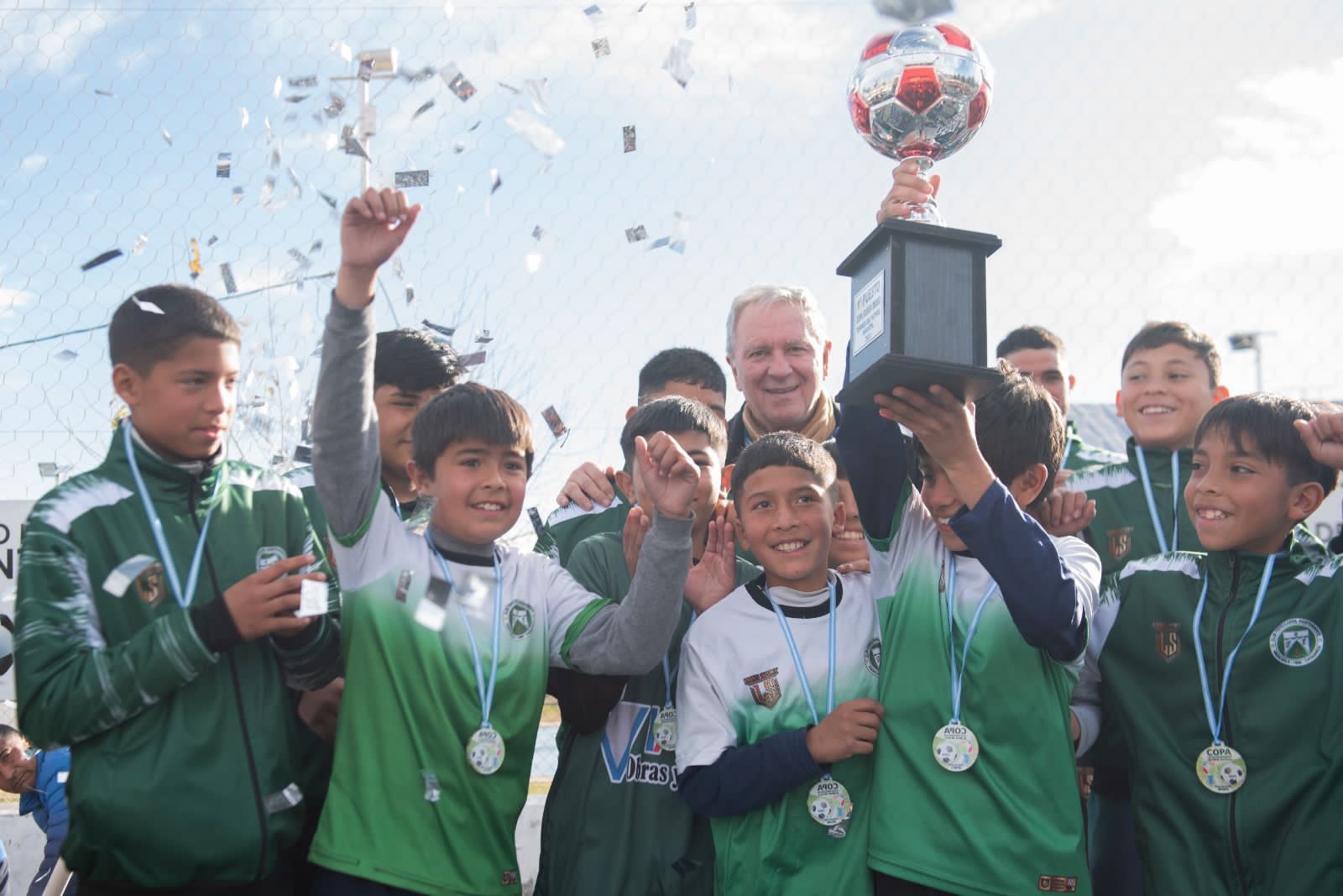se-premio-a-los-equipos-participantes-del-torneo-de-futbol-infantil-en-andalgala