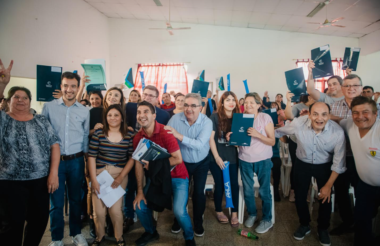 vecinos-del-barrio-san-antonio-sur-recibieron-sus-escrituras