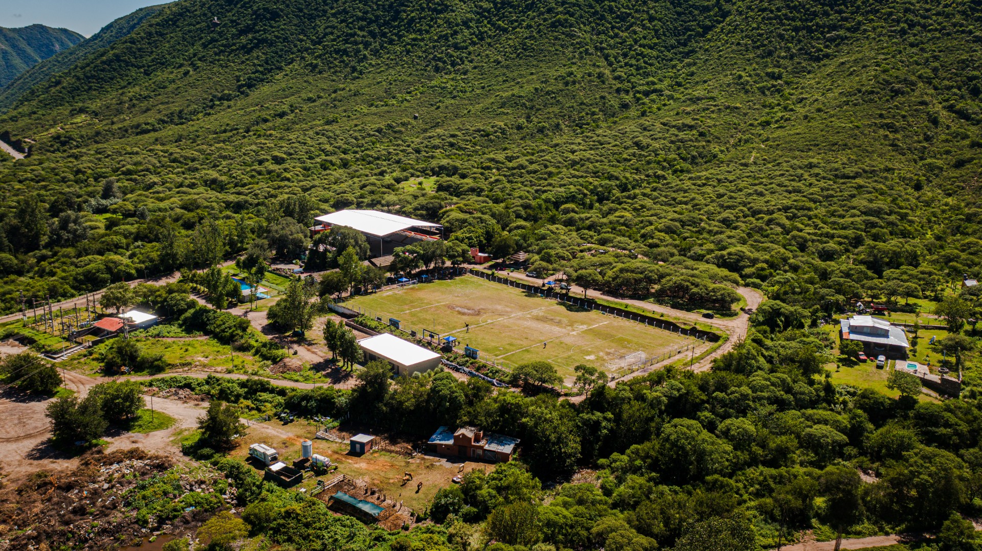 inauguraron-obras-en-la-cancha-de-futbol-del-polideportivo-municipal-de-el-rodeo