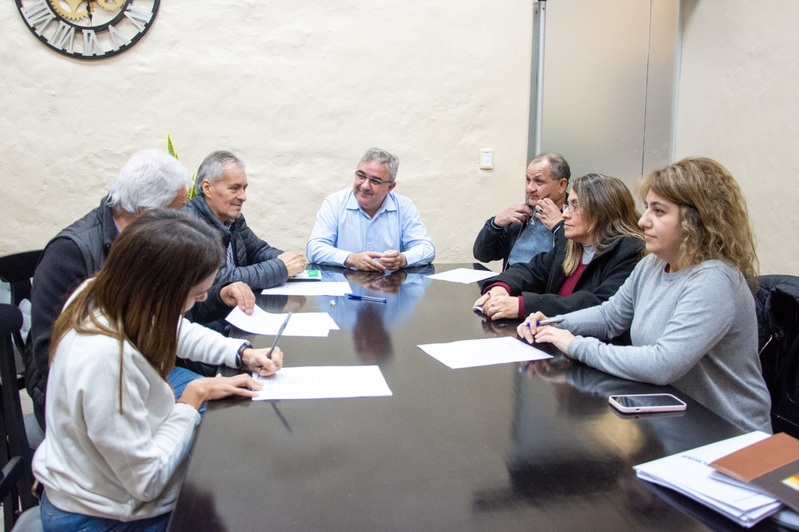 gobierno-y-gremios-acordaron-un-aumento-del-18-bonificaciones-y-actualizacion-por-ipc