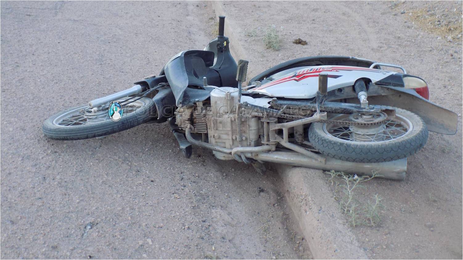 tinogasta-derrapo-en-su-moto-al-chocar-contra-el-cordon-de-la-vereda