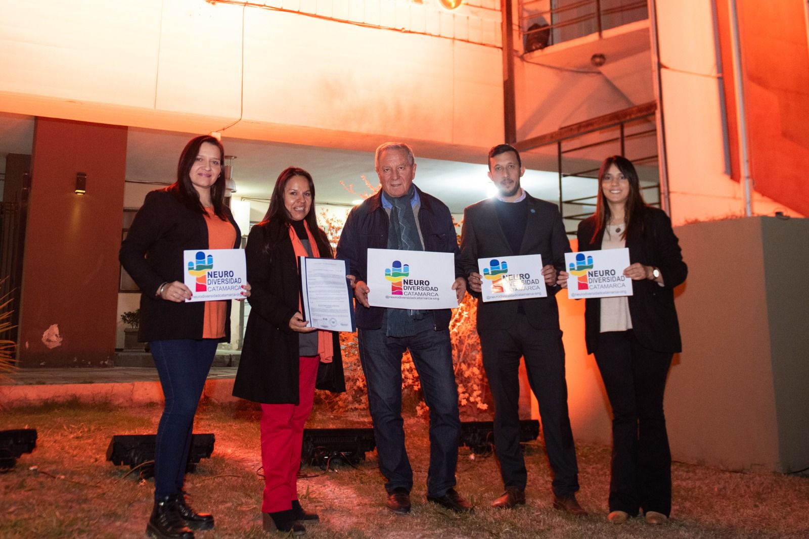 el-palacio-legislativo-se-vistio-de-naranja-por-el-dia-del-tdah