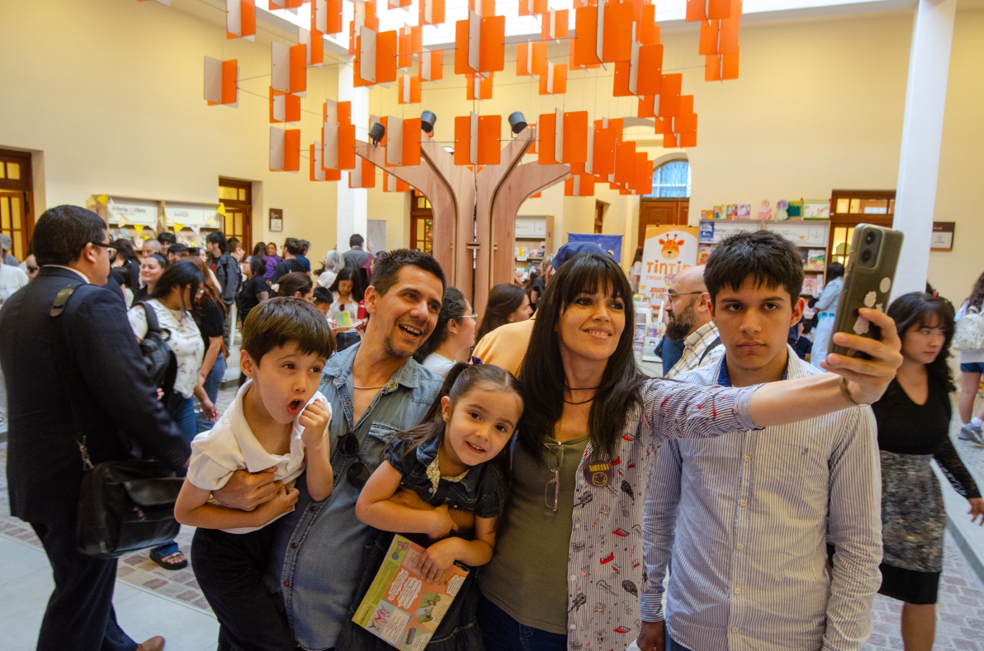 la-feria-del-libro-2025-cerro-una-edicion-historica-con-mas-de-365-mil-visitantes