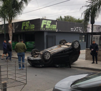 choco-contra-dos-vehiculos-estacionados-y-termino-volcando-en-pleno-centro